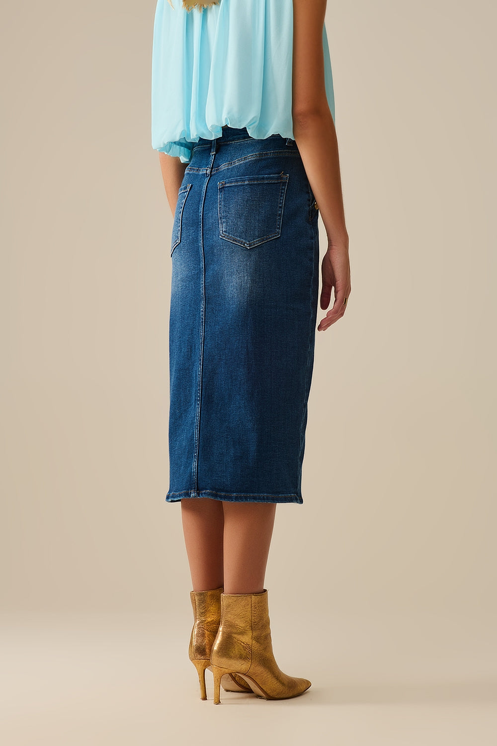 Jupe midi en denim extensible avec boutons dorés