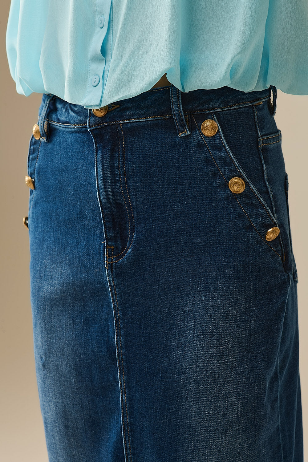 Jupe midi en denim extensible avec boutons dorés