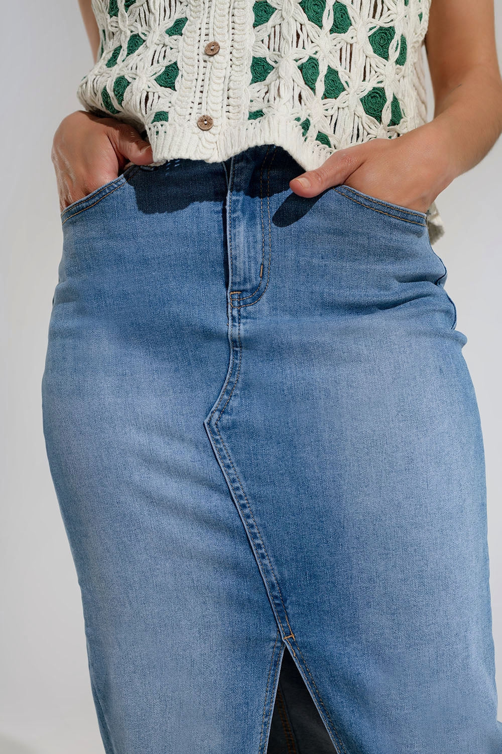 Jupe midi en denim extensible avec fente sur le devant