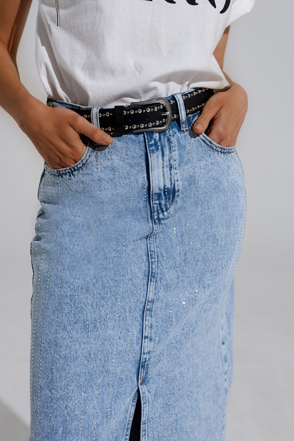 Jupe midi en denim léger fendue sur le devant et ornée de diamants