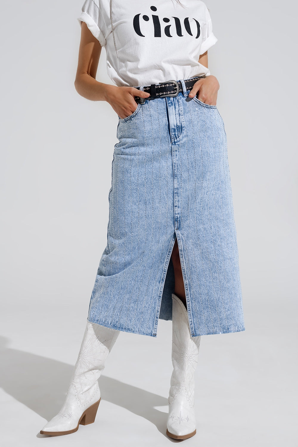 Jupe midi en denim léger fendue sur le devant et ornée de diamants