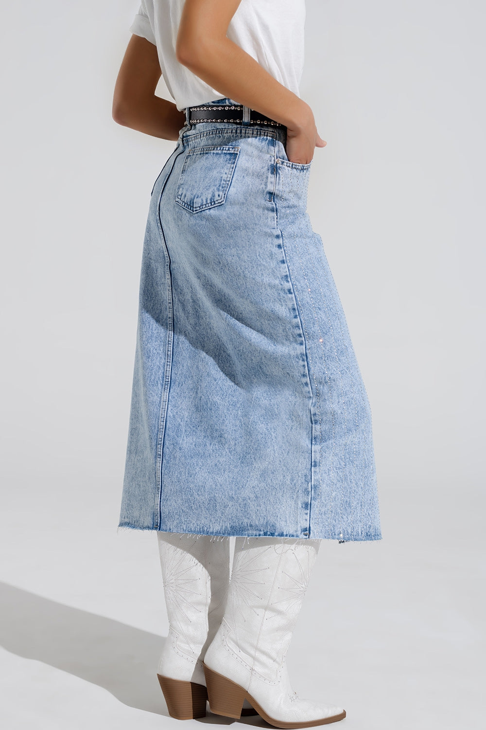 Jupe midi en denim léger fendue sur le devant et ornée de diamants