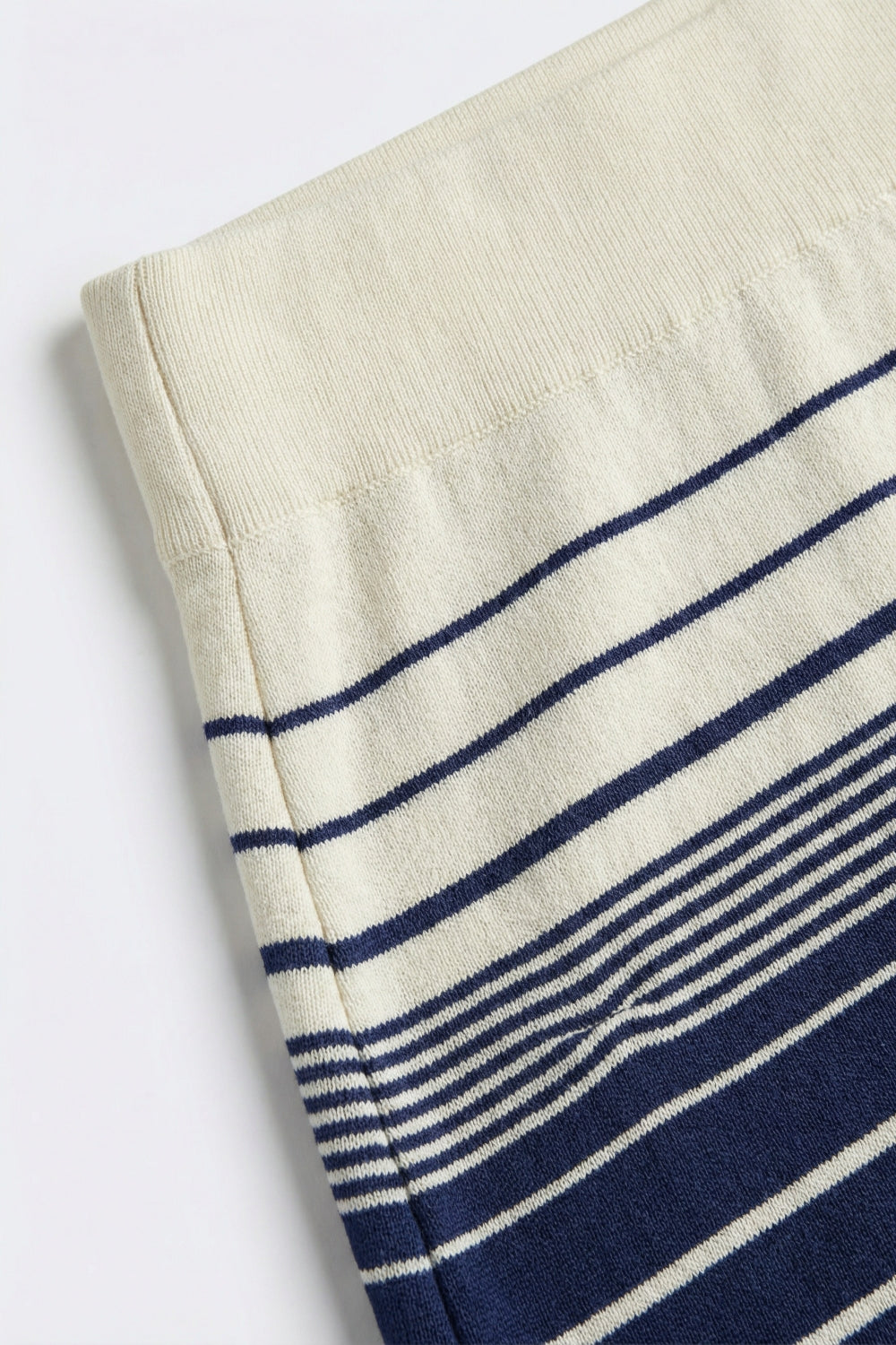 Jupe midi en tricot rayé marine avec ceinture crème