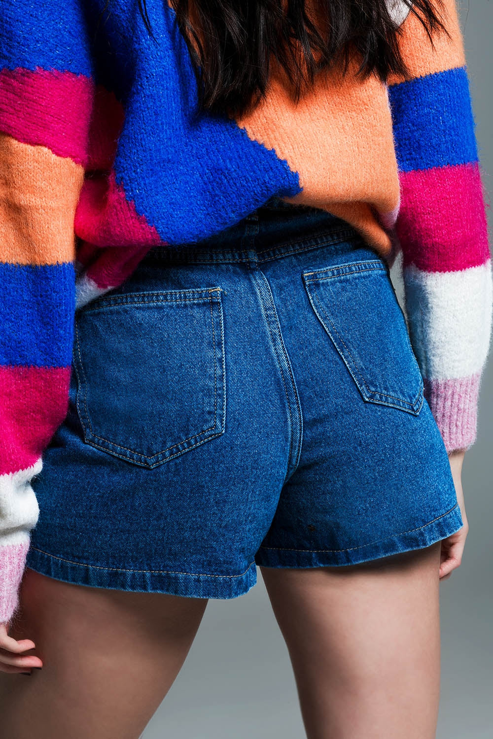 Jupe-short de style cargo avec poches avant et fermeture à boutons en délavage moyen