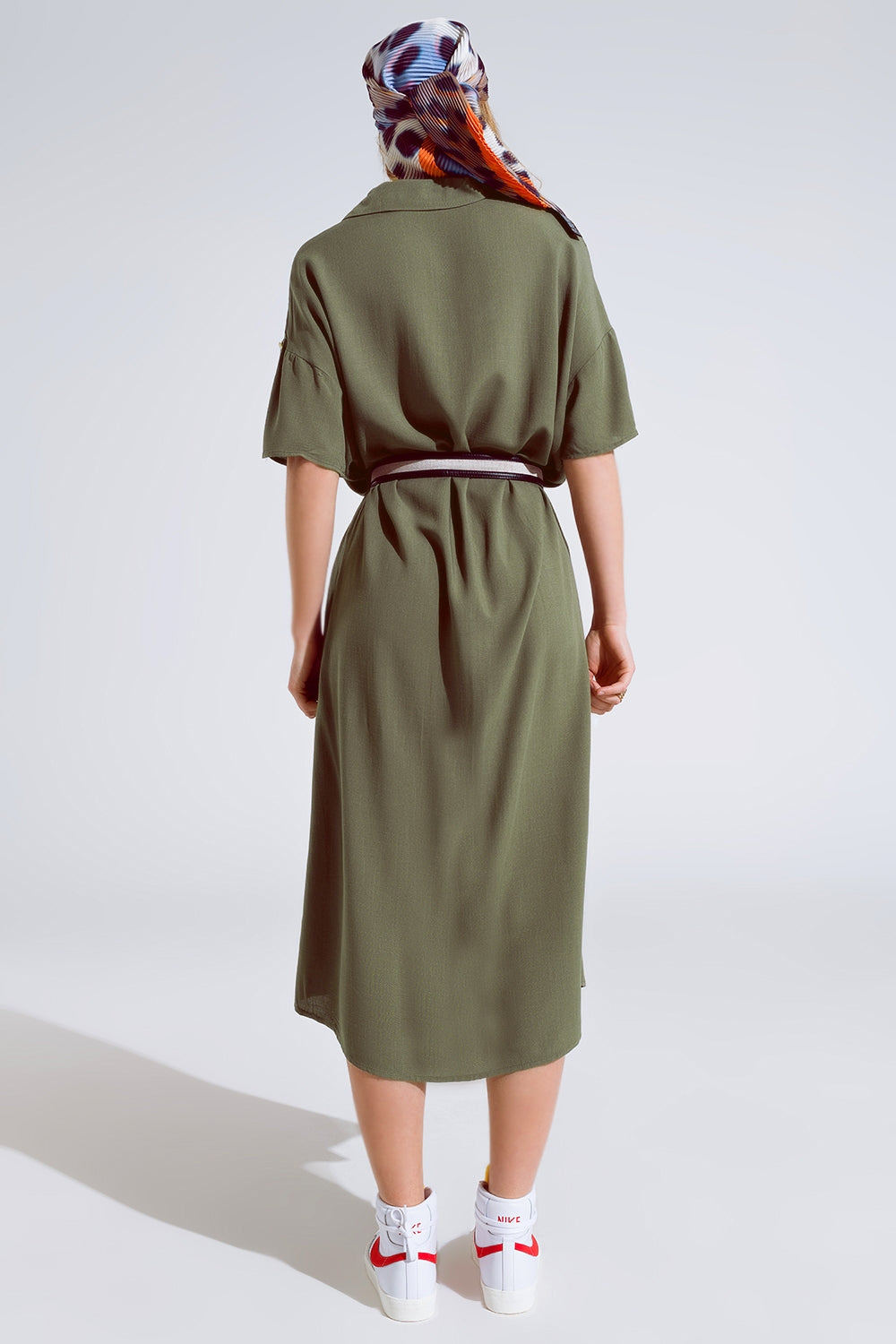 Khaki Midi Button Down Dress with Short Sleeves and Matching Belt (Robe midi boutonnée kaki à manches courtes avec ceinture