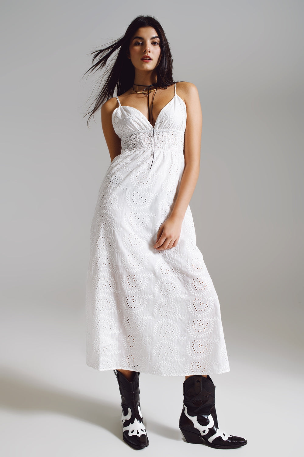 Q2 Longue robe en crochet blanc avec taille ajustée