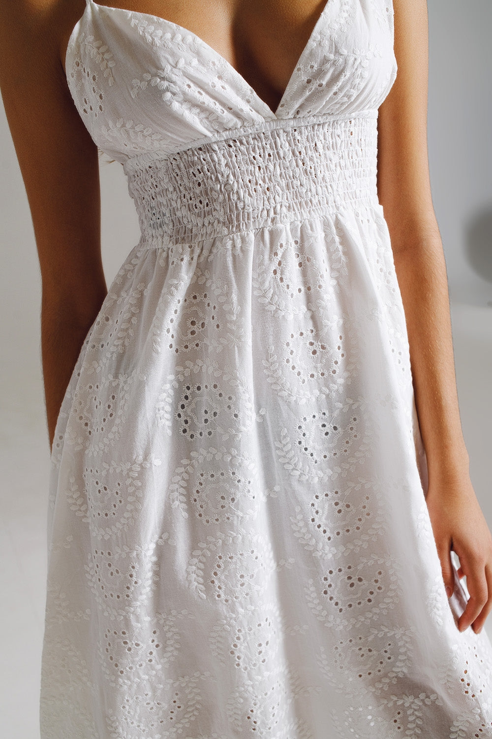Longue robe en crochet blanc avec taille ajustée