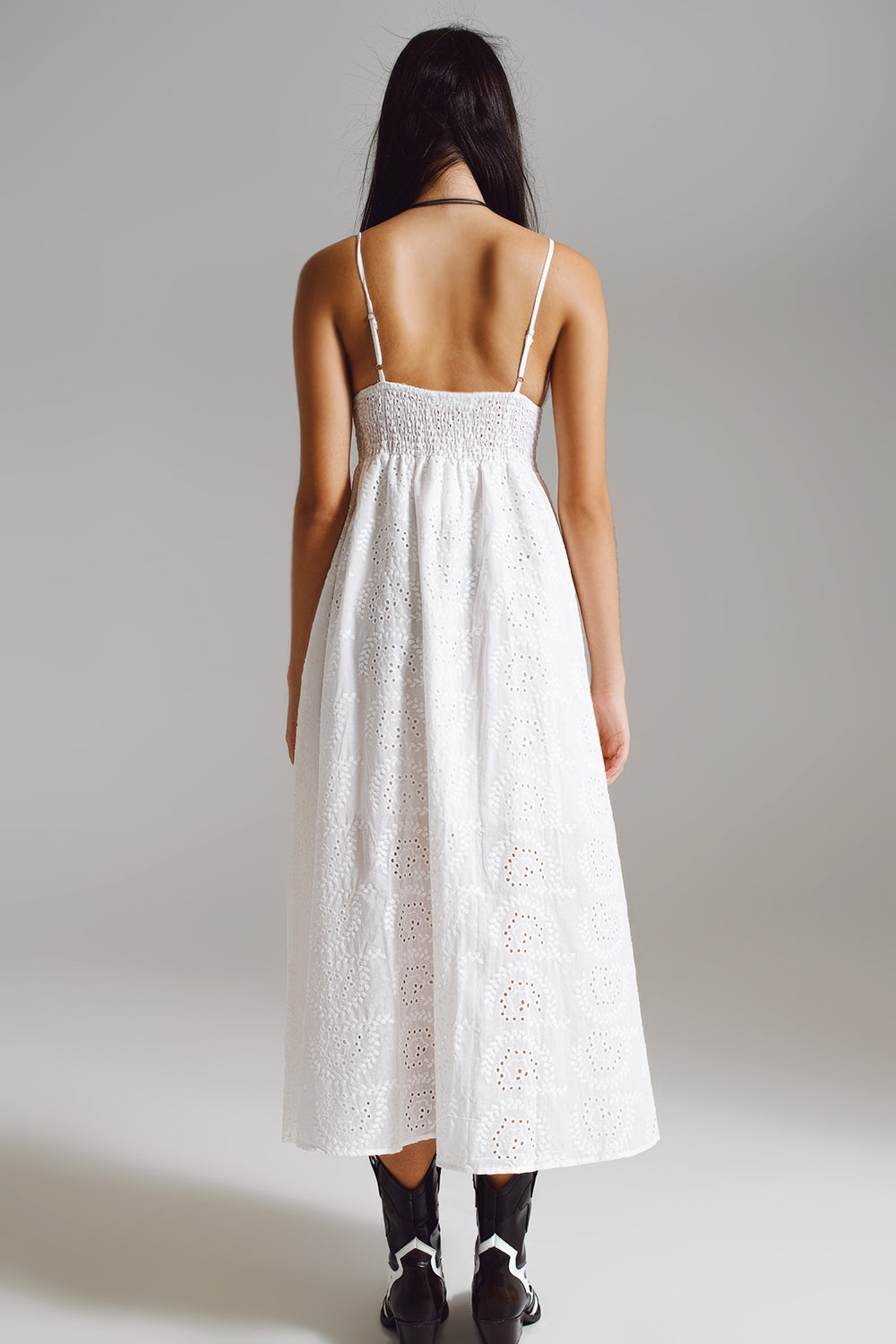 Longue robe en crochet blanc avec taille ajustée