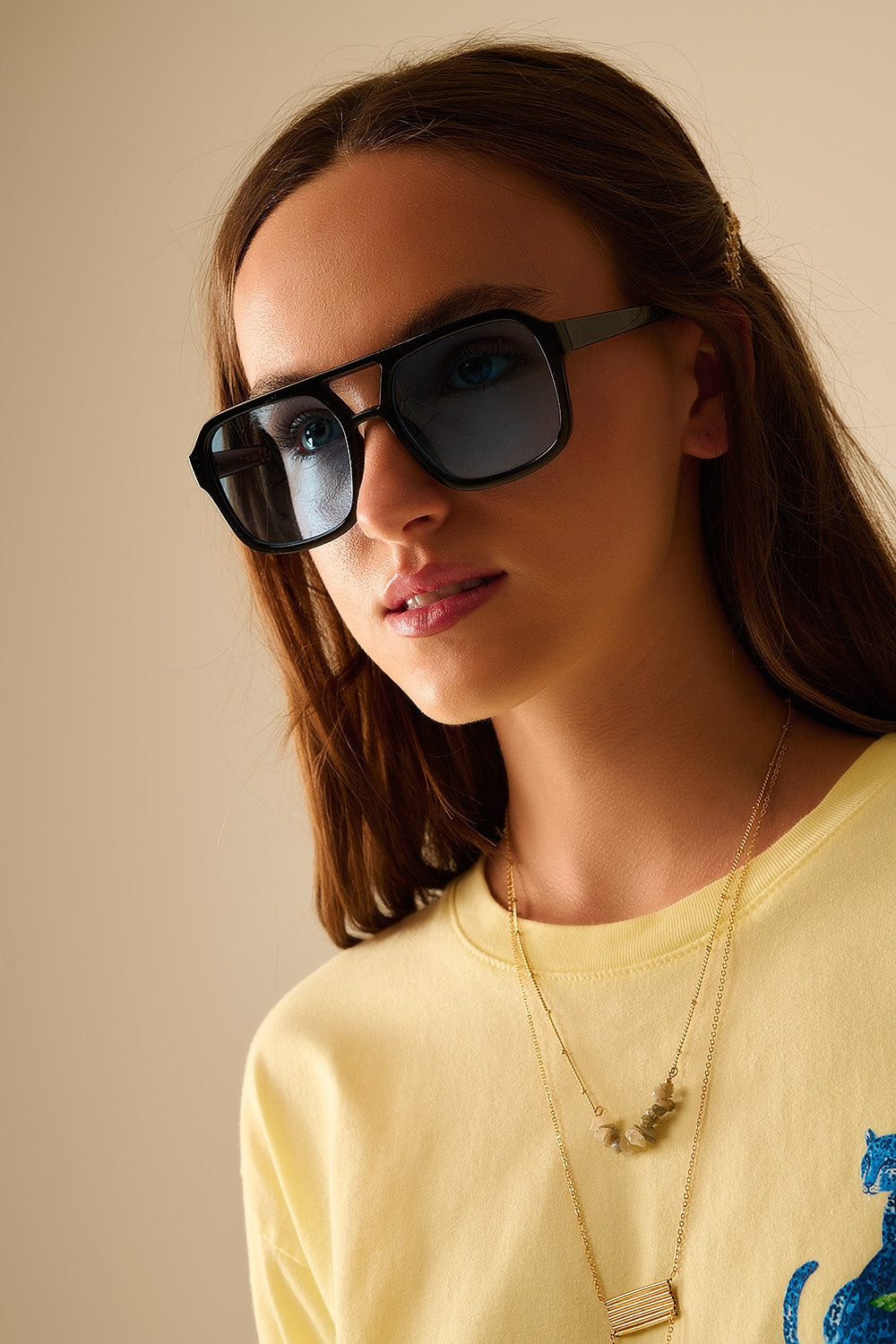 Lunettes de soleil à monture noire et verres bleus