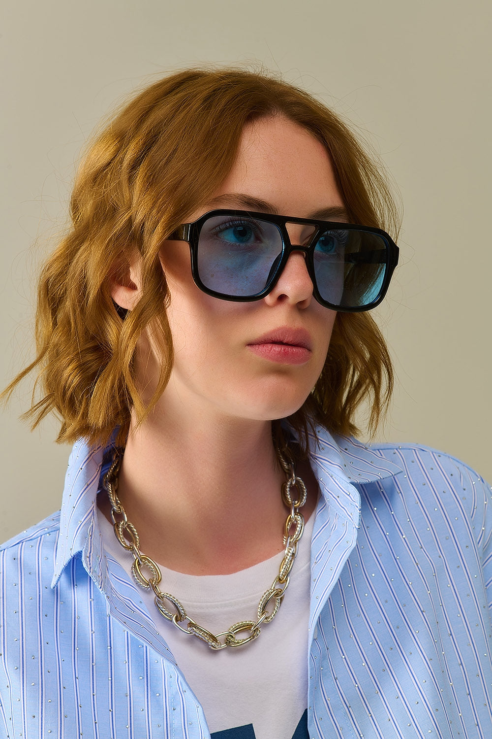 Lunettes de soleil à monture noire et verres bleus