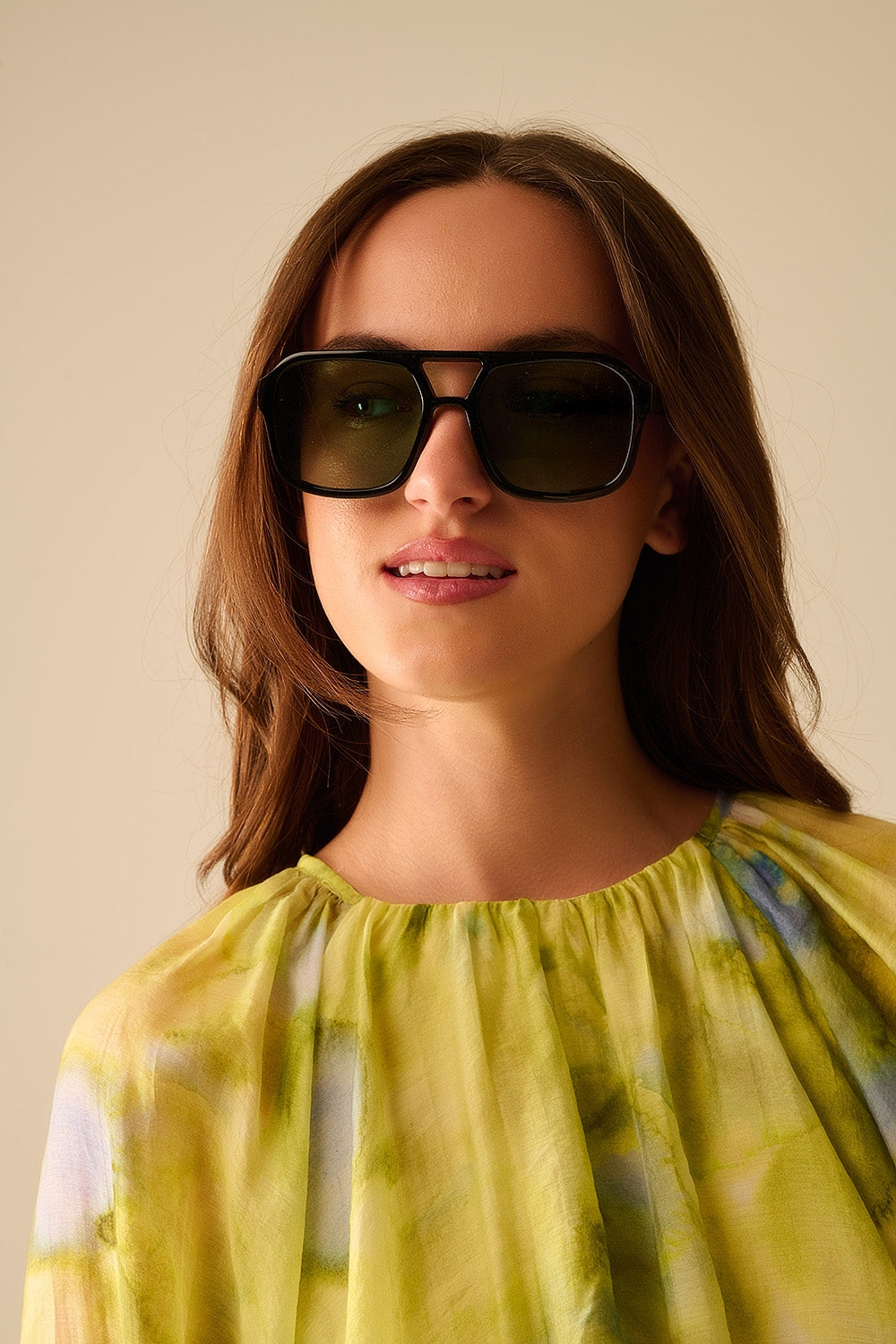 Lunettes de soleil avec monture noire et verres verts