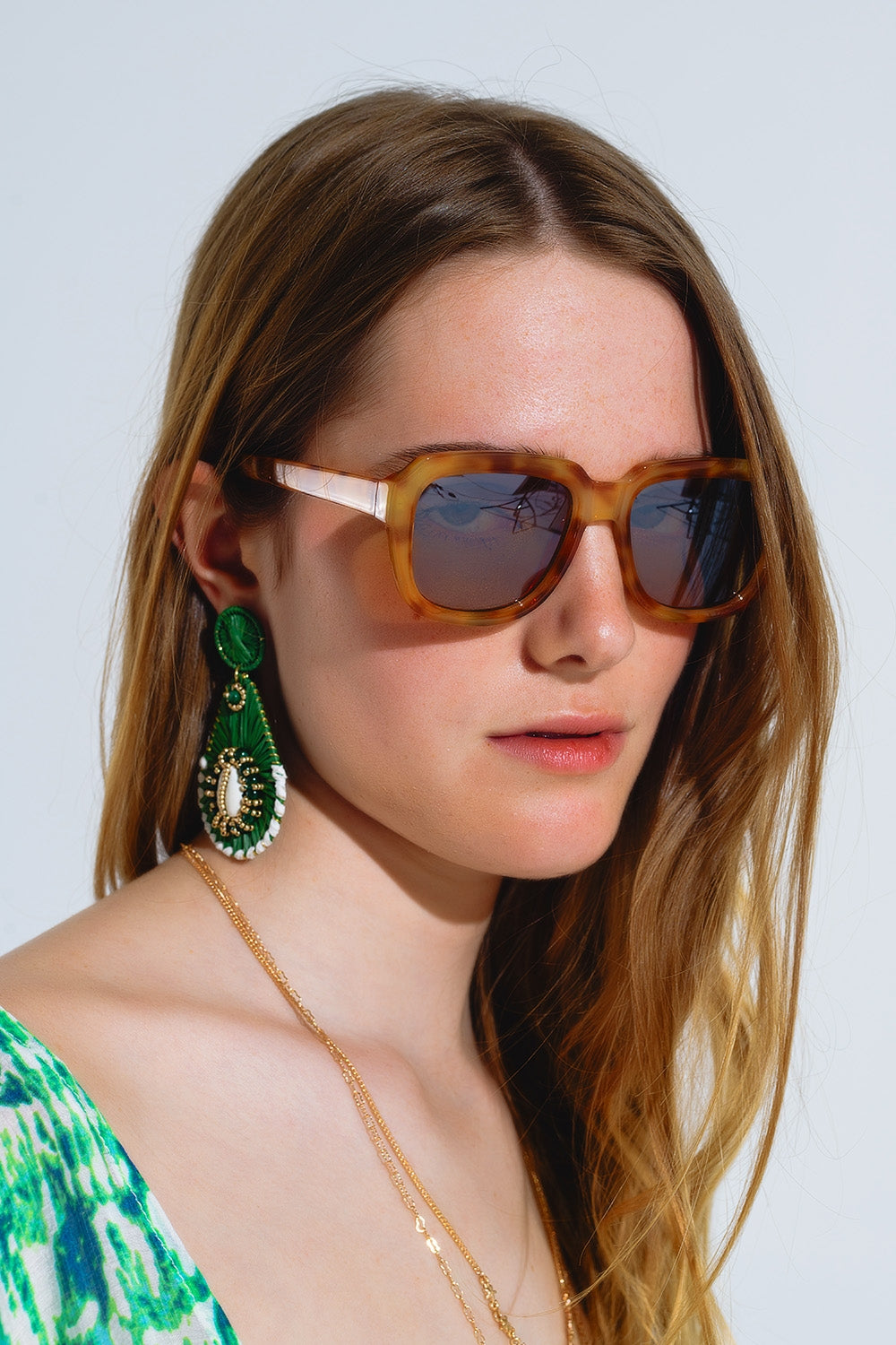 Lunettes de soleil carrées à monture teintée jaune en écaille de tortue claire