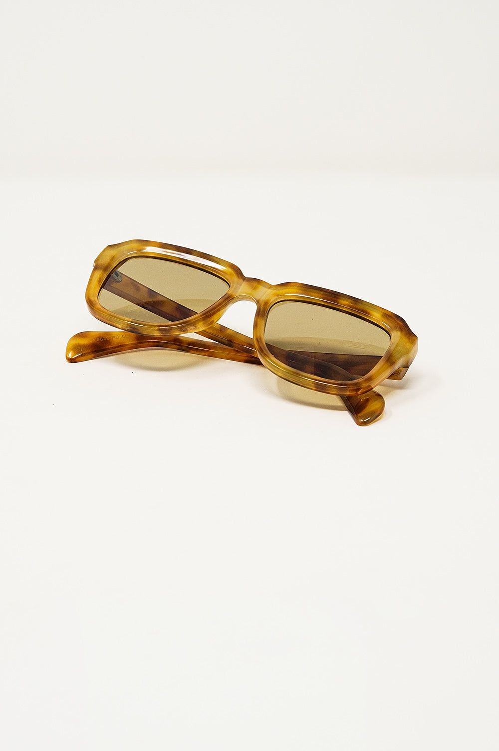 Lunettes de soleil carrées à monture teintée jaune en écaille de tortue claire
