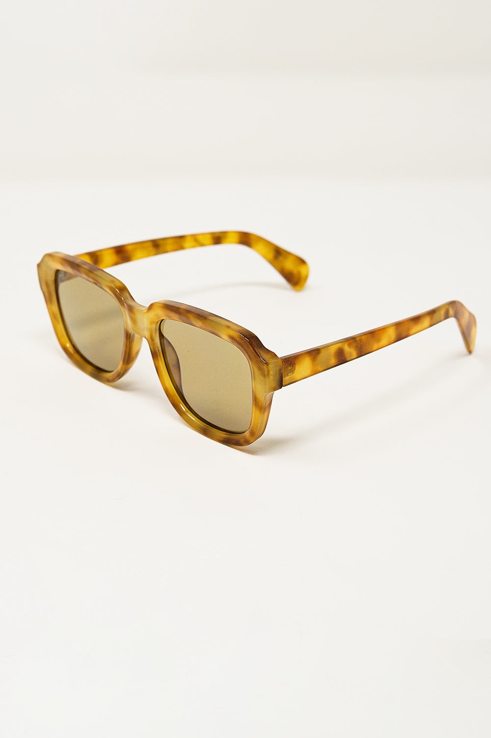 Lunettes de soleil carrées à monture teintée jaune en écaille de tortue claire