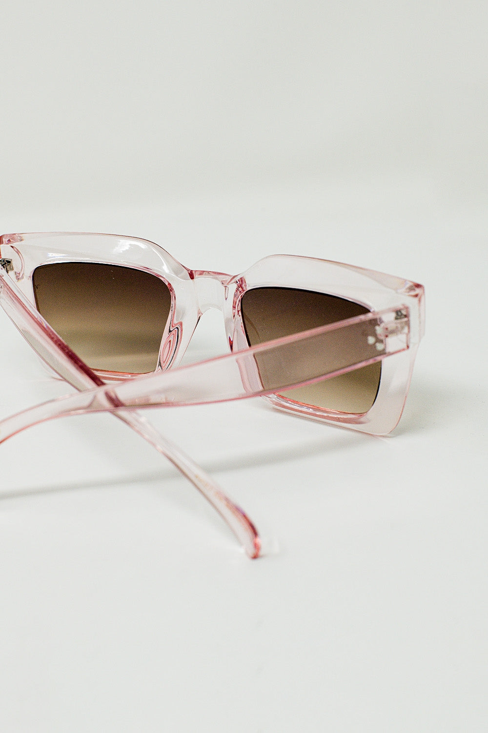 Lunettes de soleil carrées des années 90 en rose
