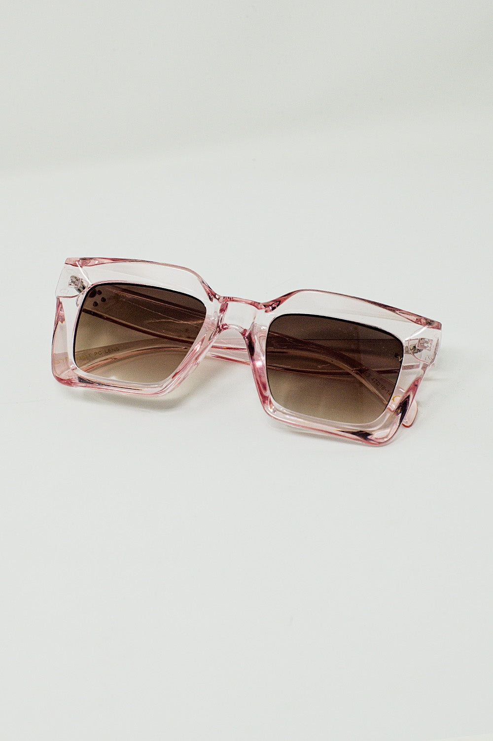 Lunettes de soleil carrées des années 90 en rose