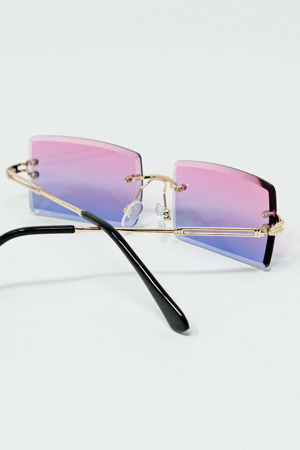 Lunettes de soleil carrées dorées à monture fine avec verres dégradés de violet à rose