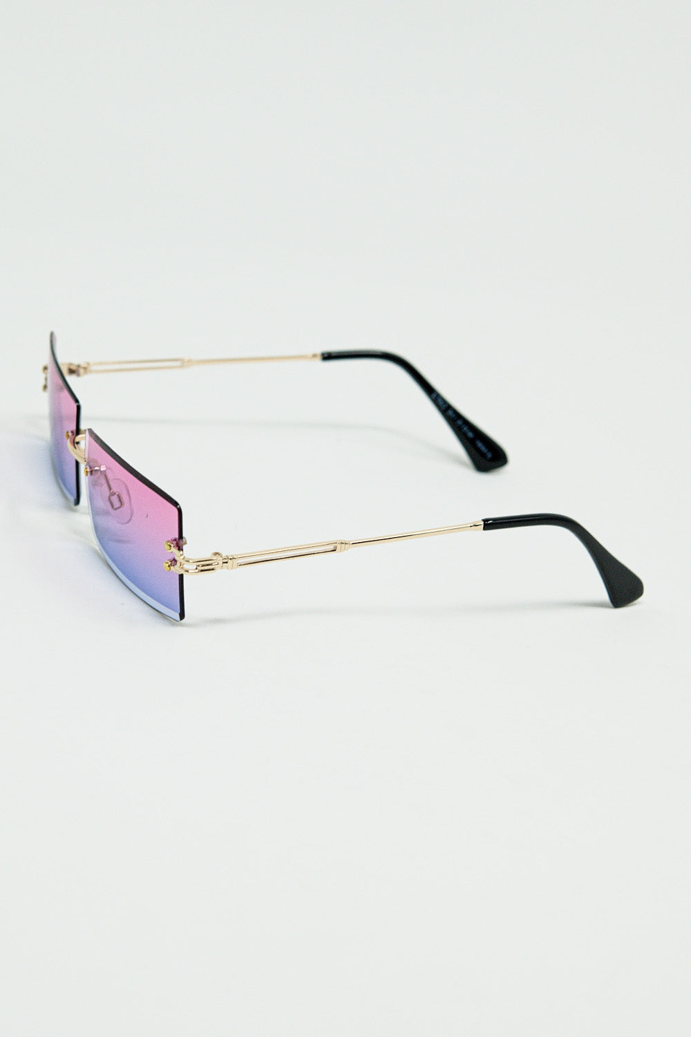 Lunettes de soleil carrées dorées à monture fine avec verres dégradés de violet à rose