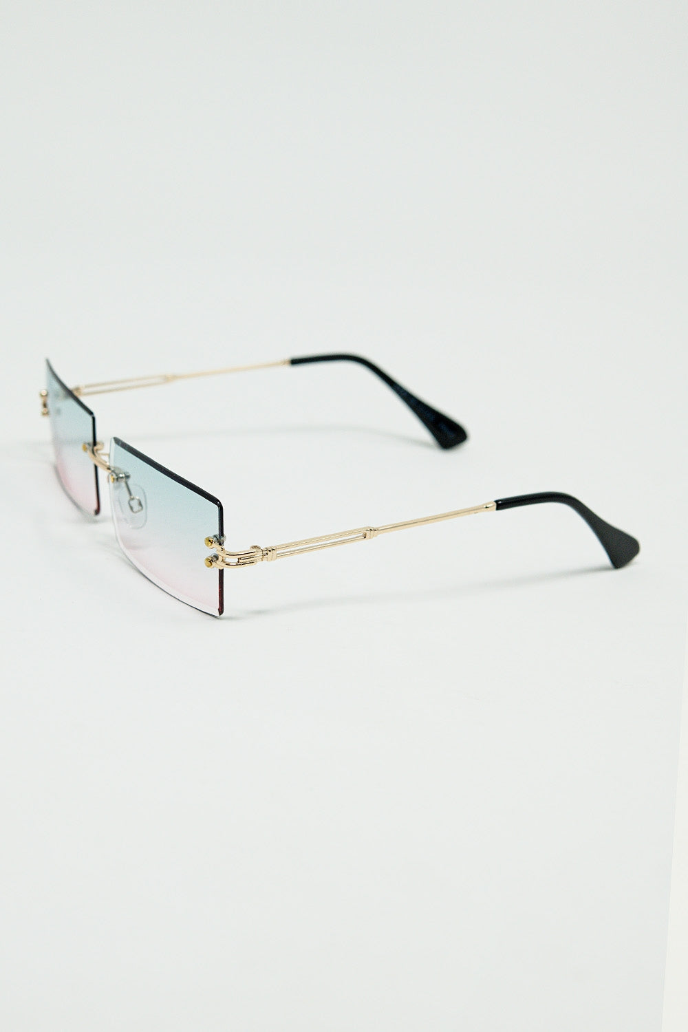 Lunettes de soleil carrées dorées à monture fine avec verres dégradés turquoise et rose