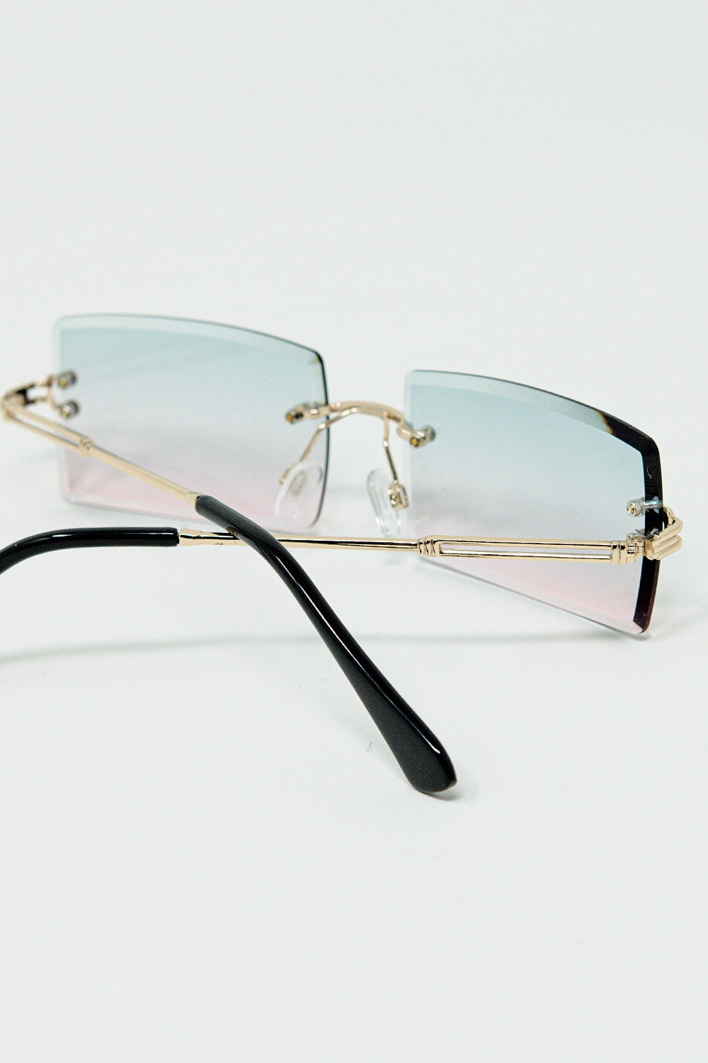 Lunettes de soleil carrées dorées à monture fine avec verres dégradés turquoise et rose