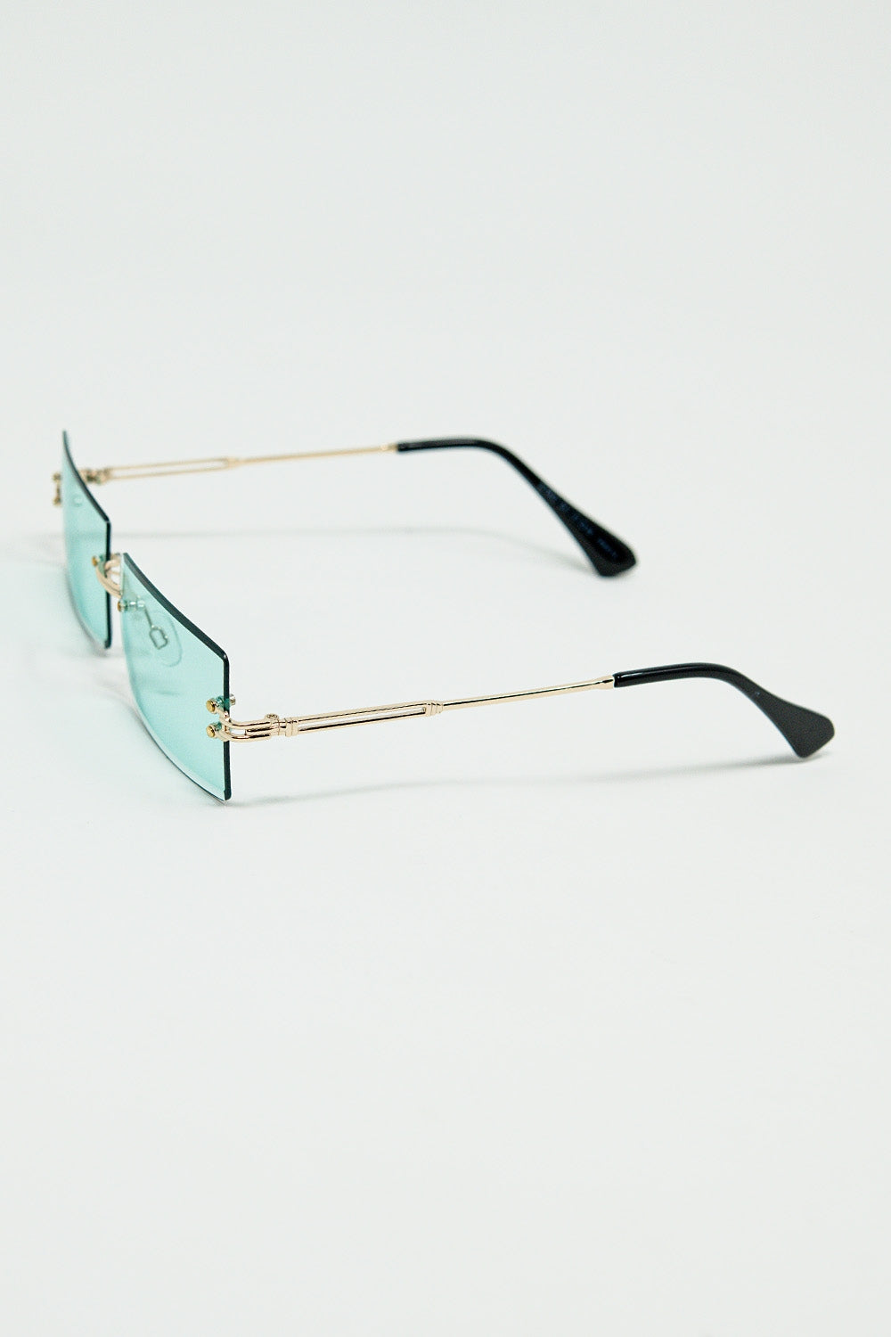 Lunettes de soleil carrées dorées à monture fine et verres turquoise