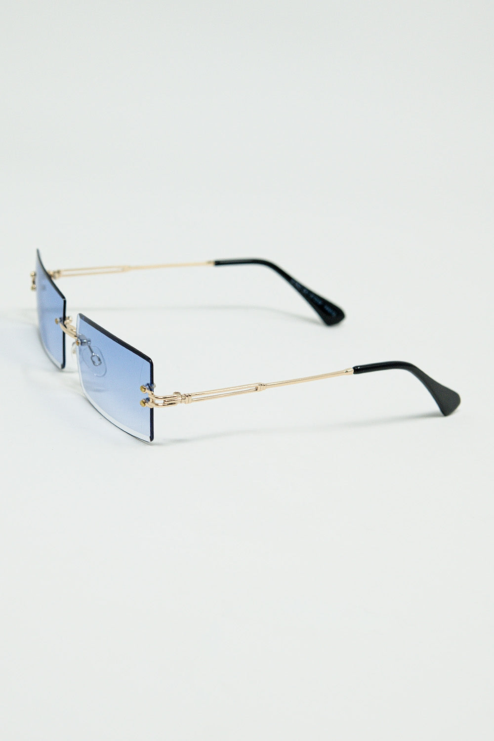 Lunettes de soleil carrées dorées à monture fine et verres violets