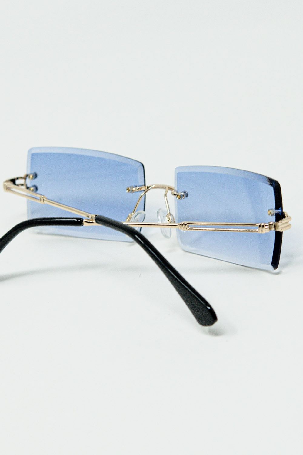 Lunettes de soleil carrées dorées à monture fine et verres violets