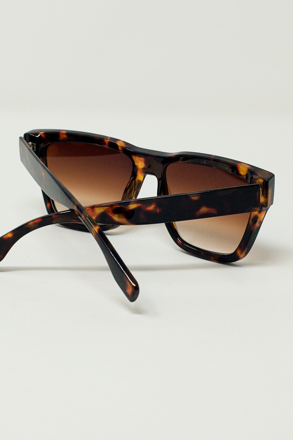 Lunettes de soleil carrées et trapues marron