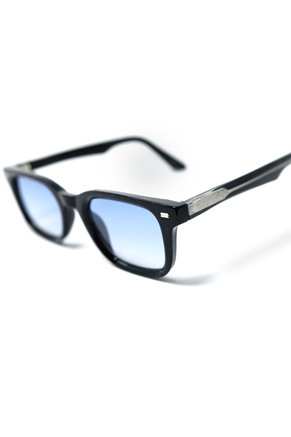 Lunettes de soleil carrées noires avec verres bleus dégradés et détails latéraux en métal