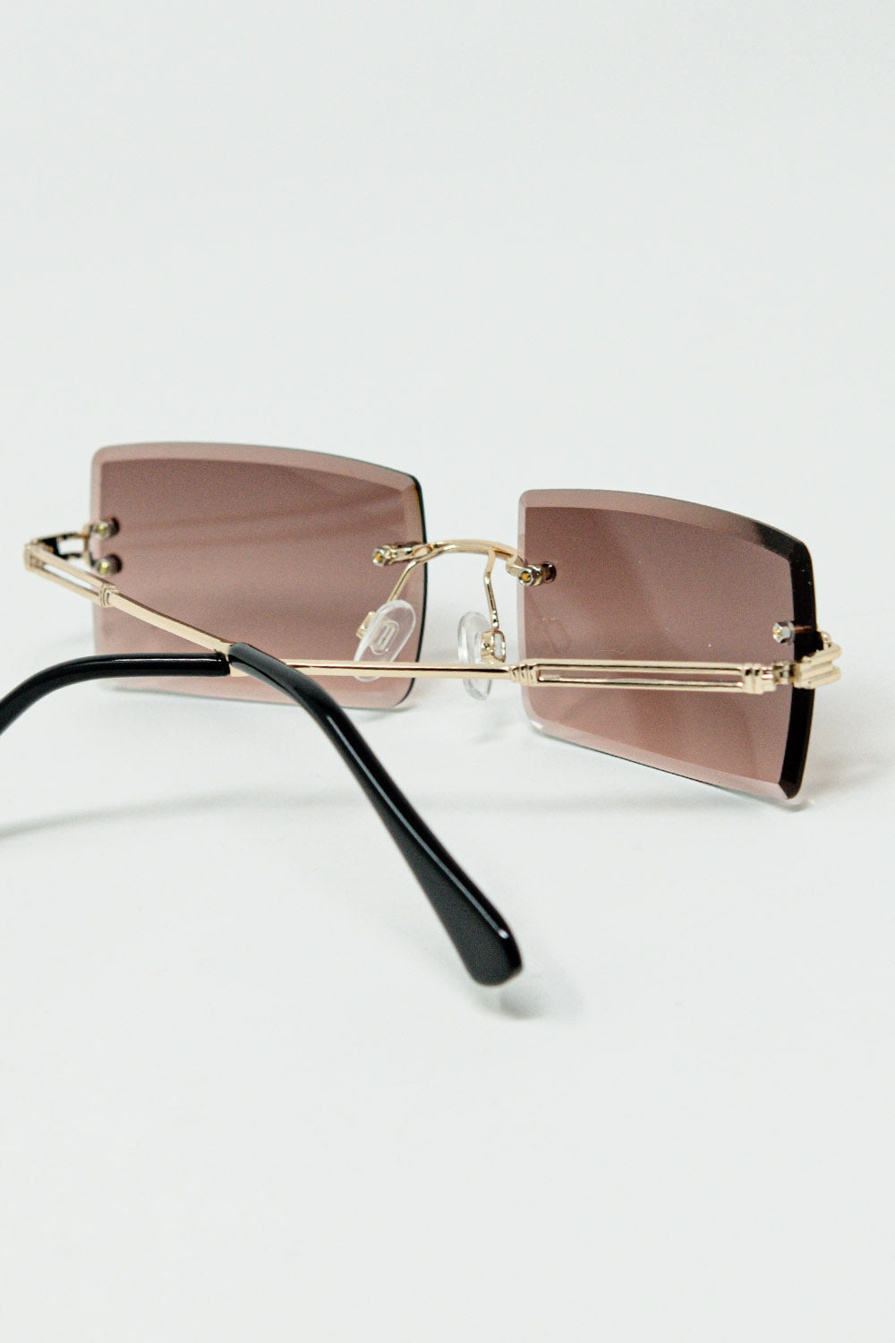 Lunettes de soleil carrées sans monture dorées et minces avec verres dégradés marron doux