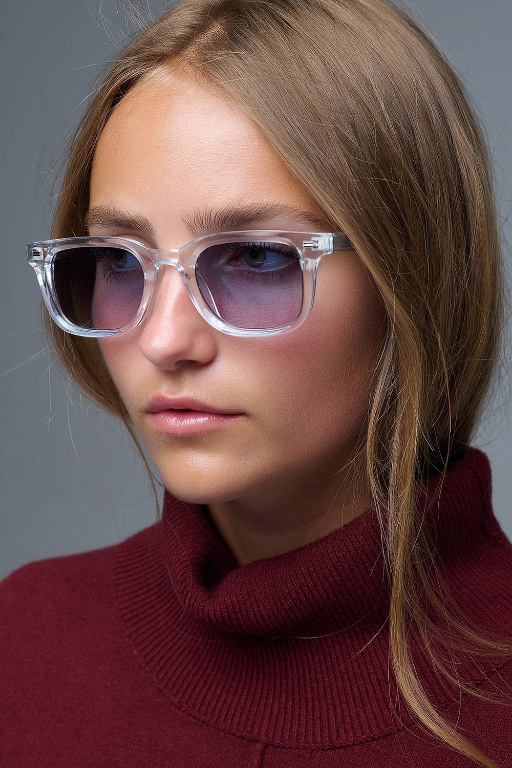 Lunettes de soleil carrées transparentes avec verres dégradés bleus et détails latéraux en métal