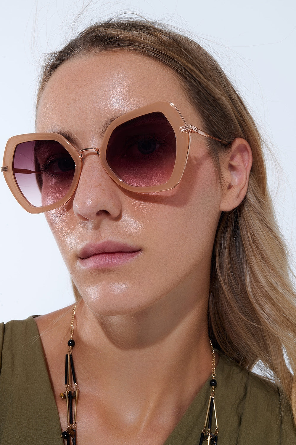 Lunettes de soleil extra-larges à monture hexagonale et yeux de chat en beige