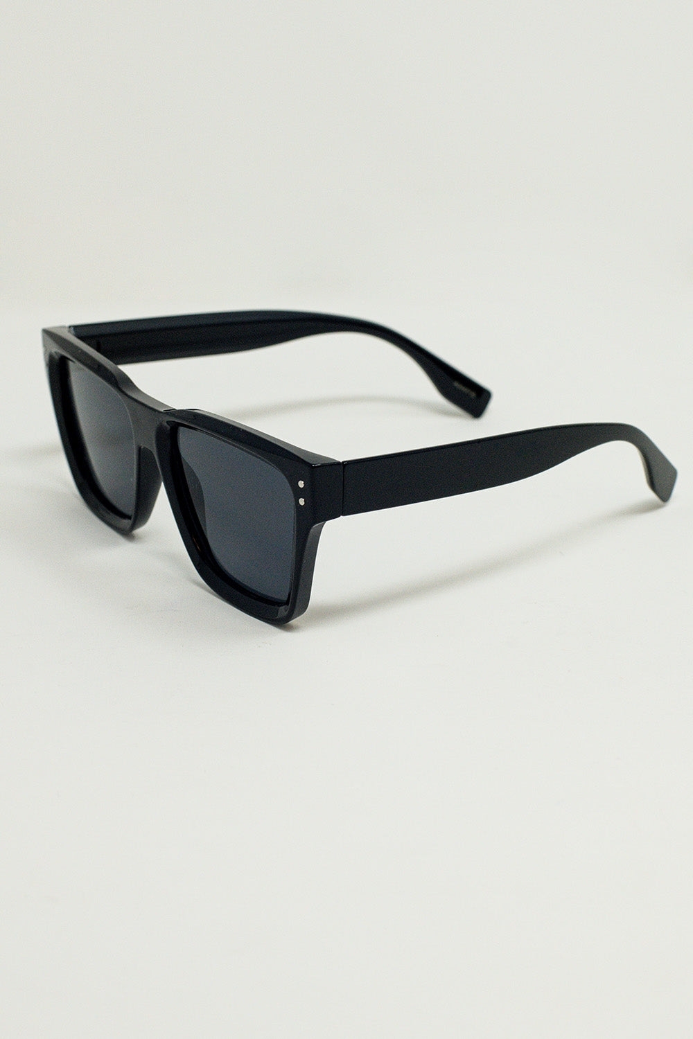 Lunettes de soleil noires à branches carrées