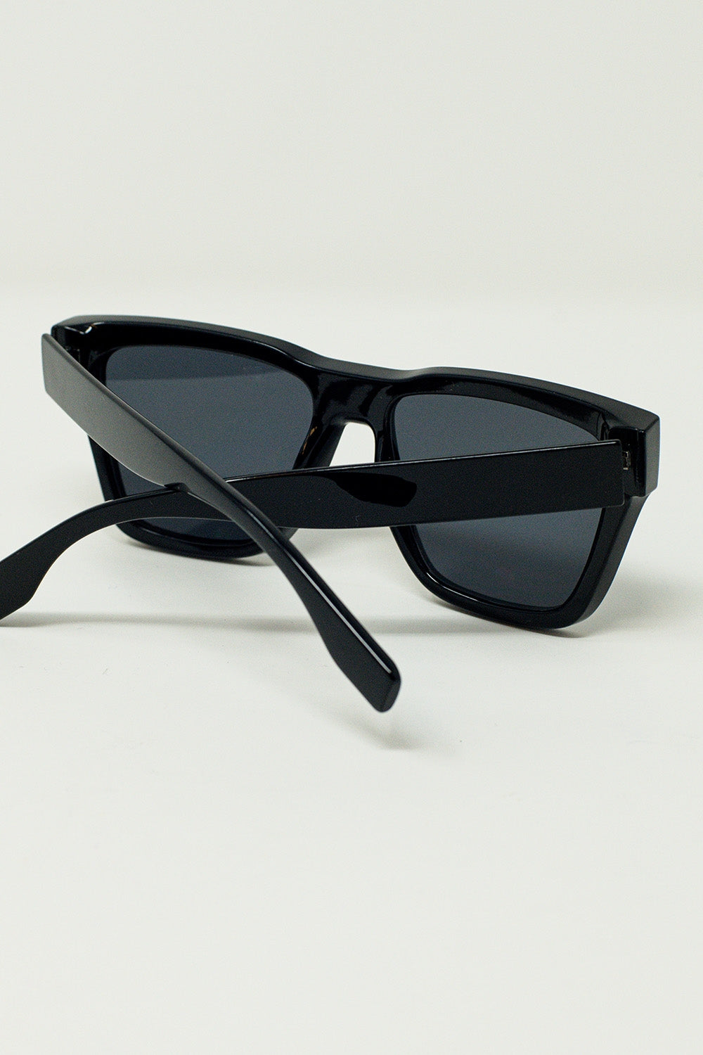 Lunettes de soleil noires à branches carrées