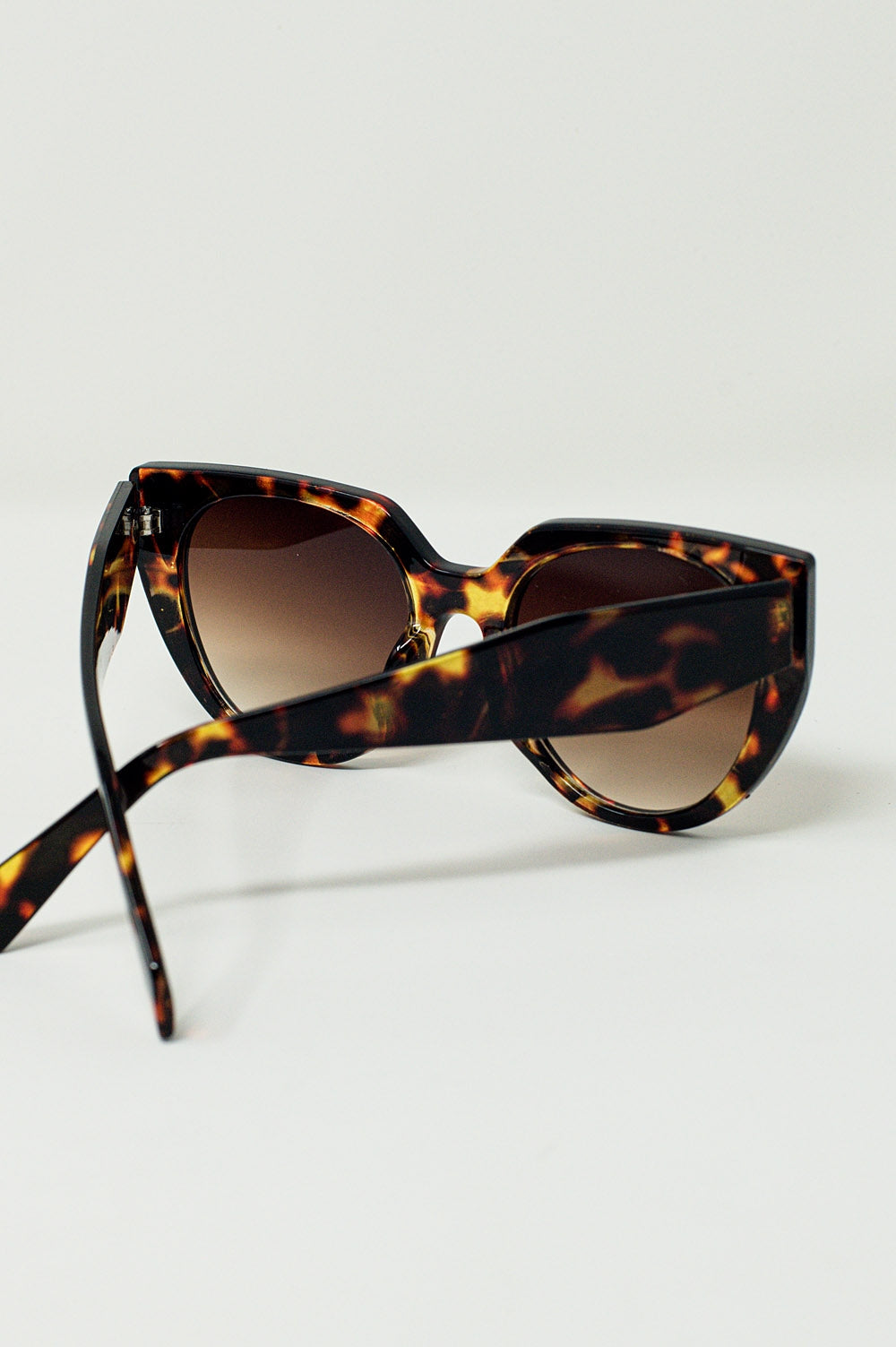 Lunettes de soleil œil-de-chat surdimensionnées avec une large monture en écaille de tortue
