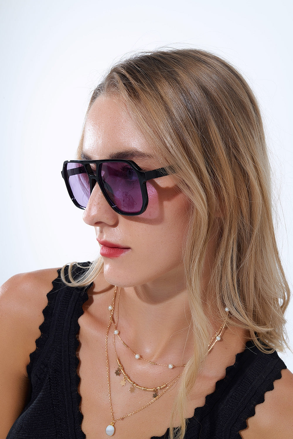 Lunettes de soleil rétro avec monture noire et verres violets