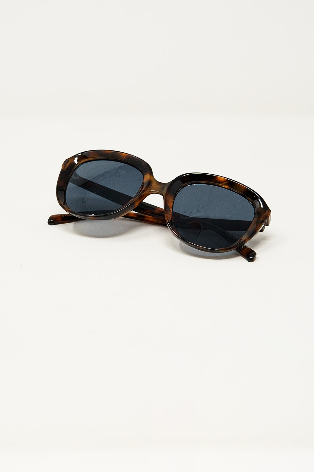 Lunettes de soleil rondes en écaille de tortue foncée