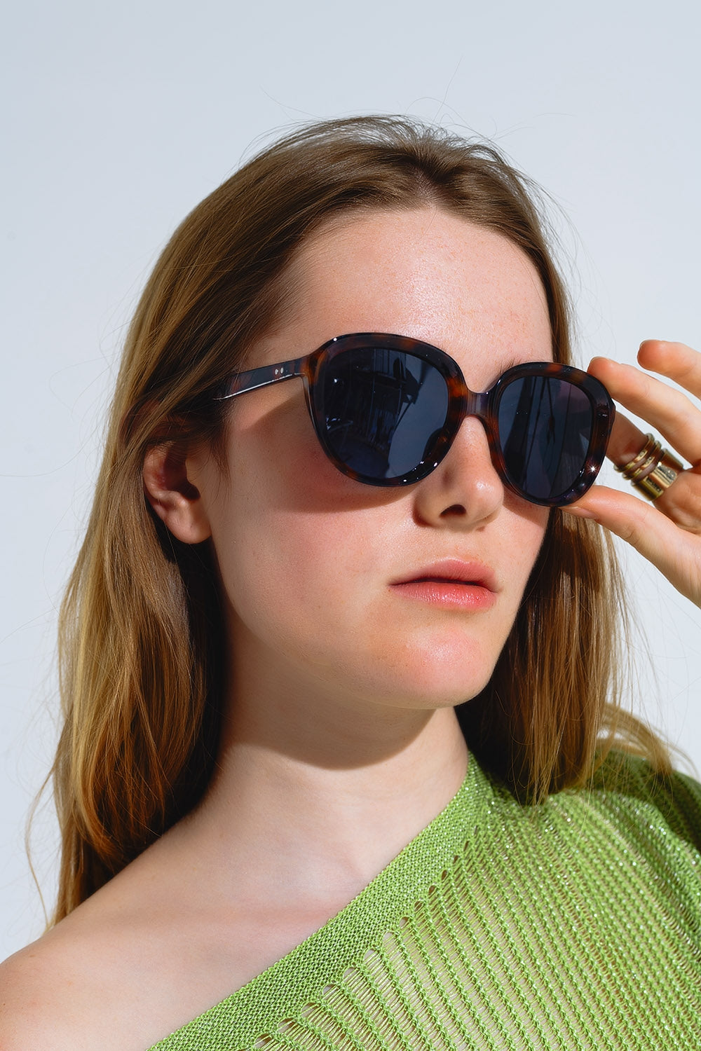 Lunettes de soleil rondes en écaille de tortue foncée