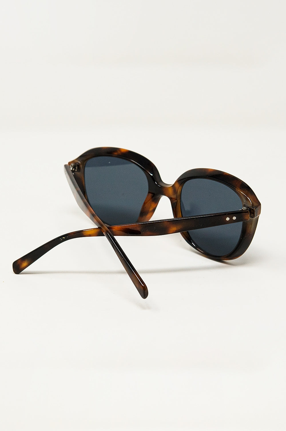Lunettes de soleil rondes en écaille de tortue foncée