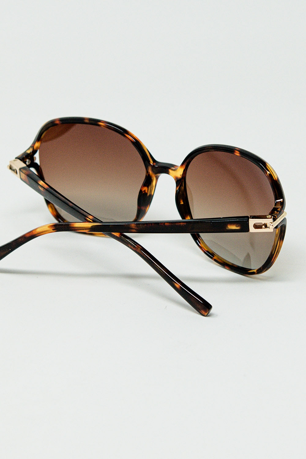 Lunettes de soleil rondes imprimées en beige avec détails en métal doré