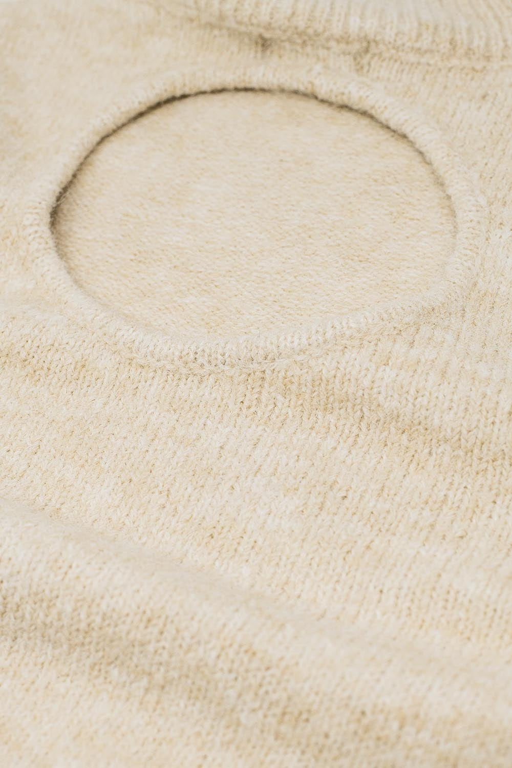 Maillot beige à manches longues et dos ouvert