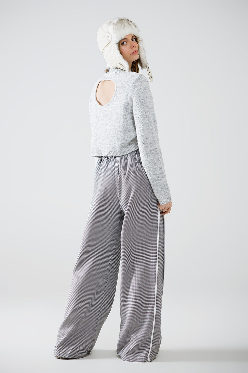 Maillot gris à manches longues et dos ouvert