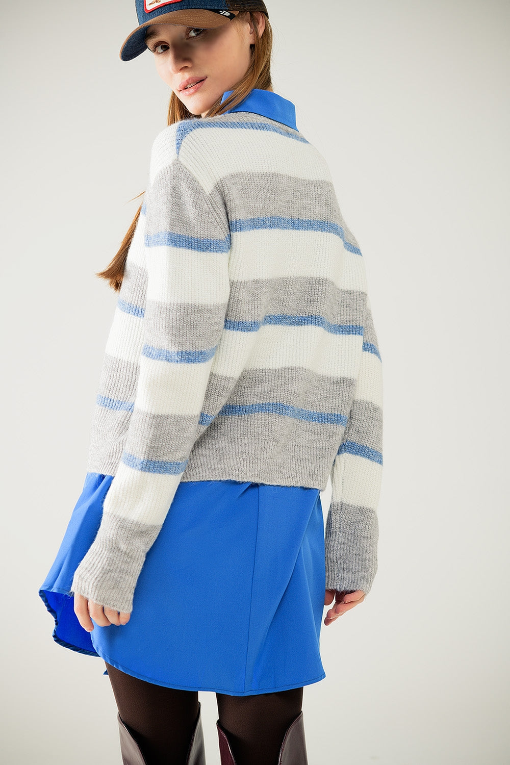 Maillot gris à rayures écrues et bleues