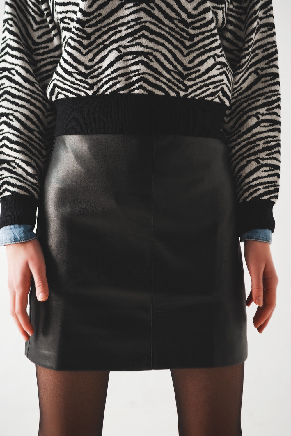 Mini jupe effet cuir noire