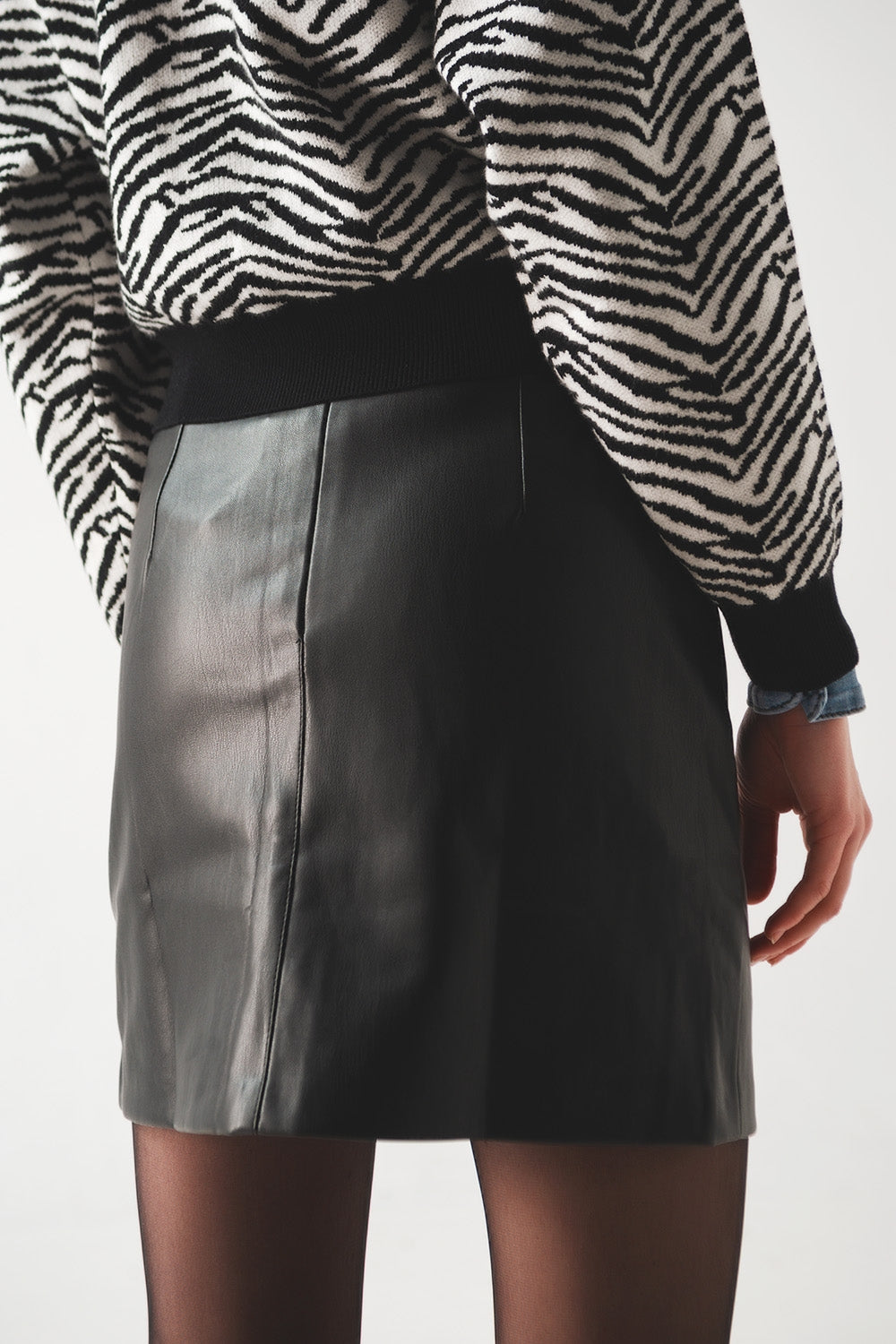 Mini jupe effet cuir noire