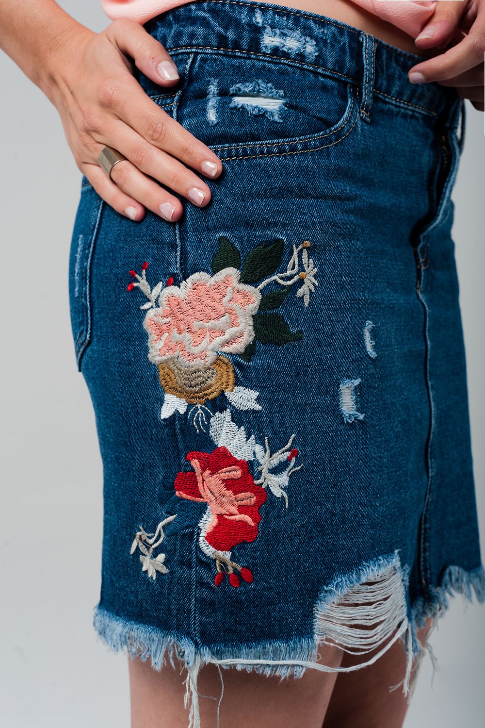 Mini jupe en denim avec fleurs brodées