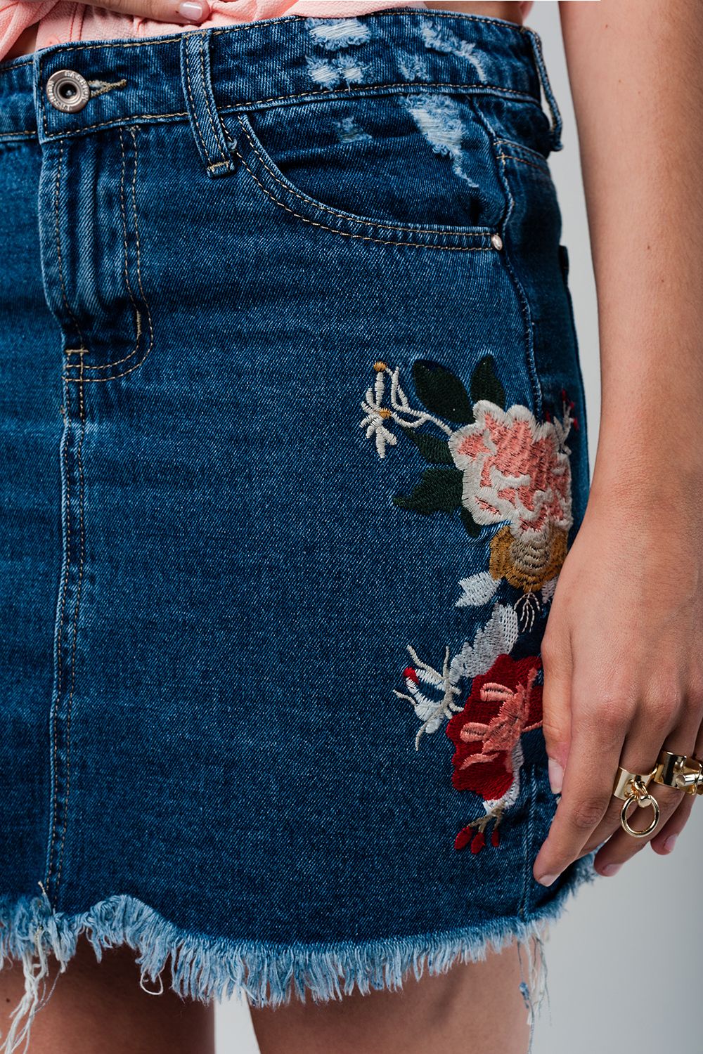 Mini jupe en denim avec fleurs brodées