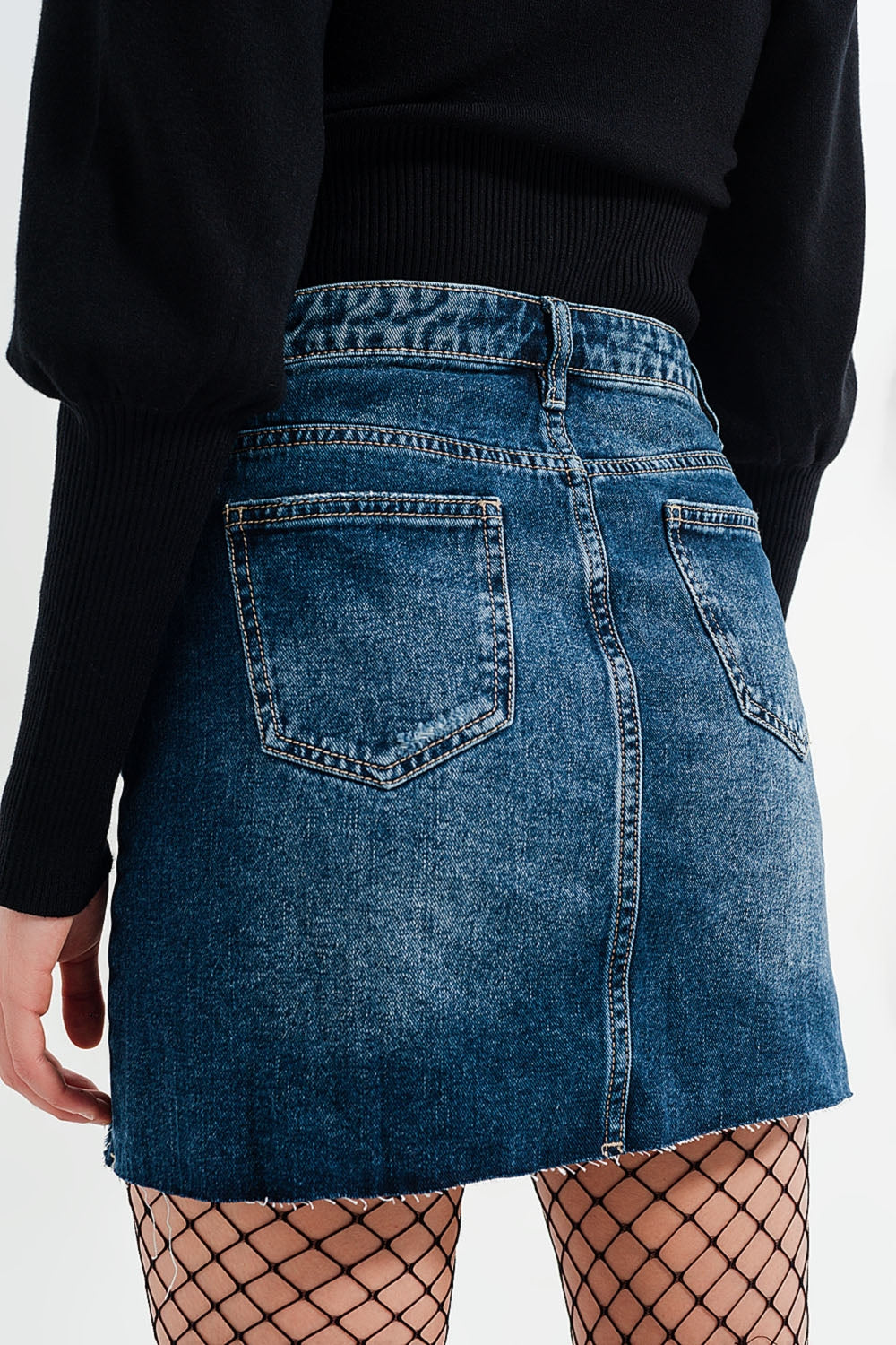 Mini jupe en denim taille haute avec des déchirures moyennement délavées