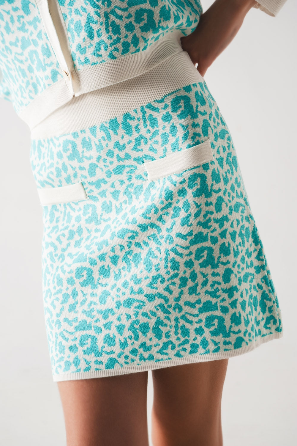 Mini jupe en maille légère à imprimé animal turquoise