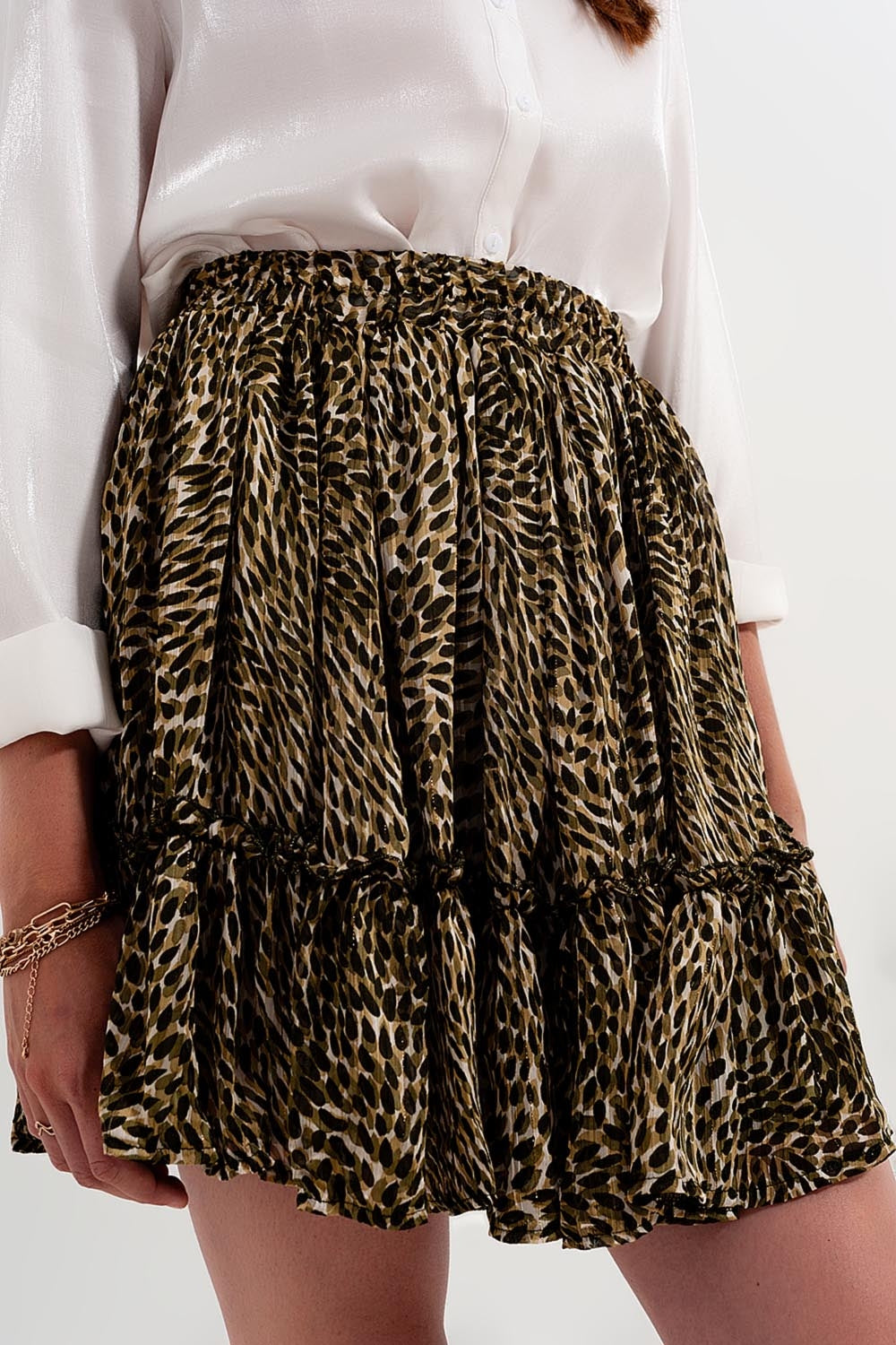 Mini-jupe en mousseline de soie verte avec taille élastique et tissu brillant